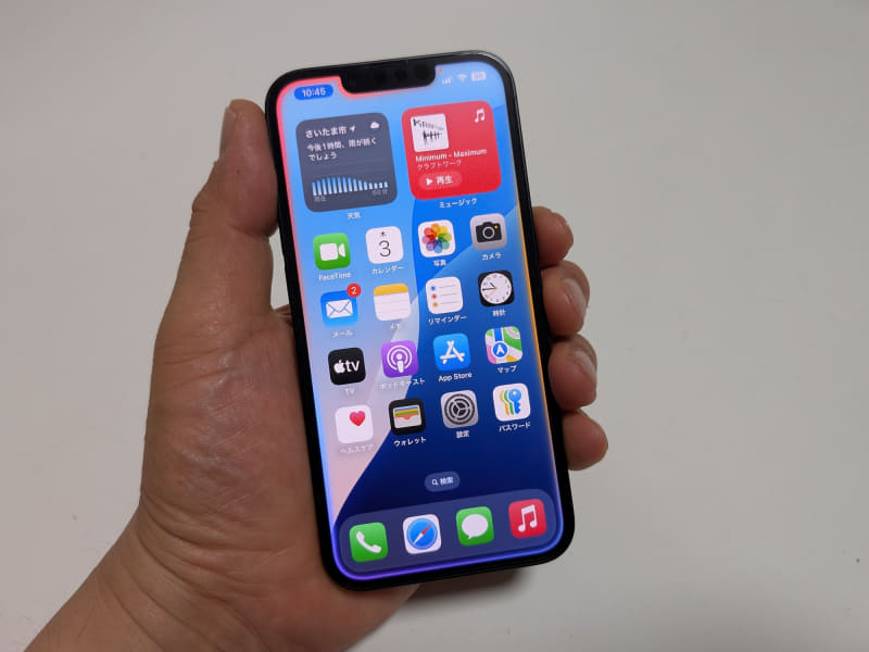 画面の周囲にグラデーションがかかった「発光エッジライト」を表示することにより、「Siri」の起動を知らせてくれるようになった。従来より少し控えめになったわけだ