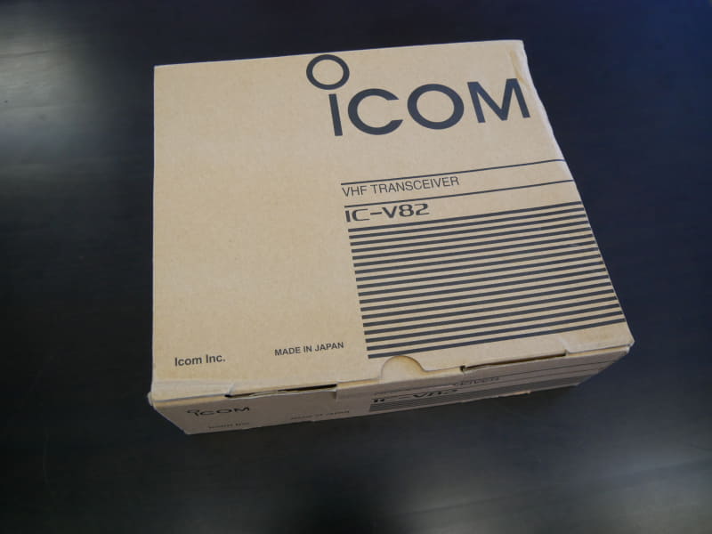 アジアのショッピングモールでは現行品のようにして、模造品の箱が山積みになっていることもある。正規品に比べて段ボールが薄いという