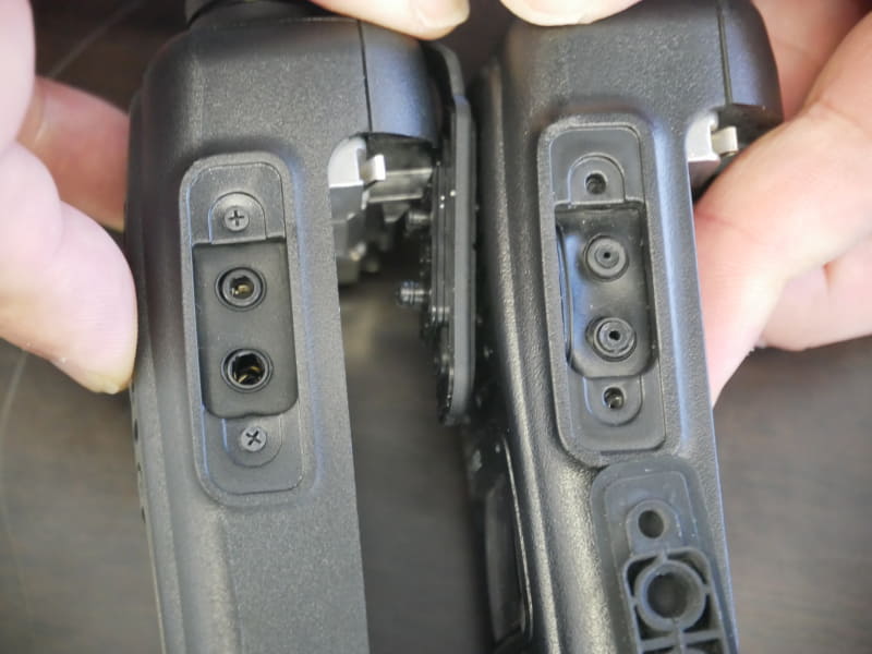 右の模造品では外付けイヤフォンとマイクのジッャクが使えないようになっていた