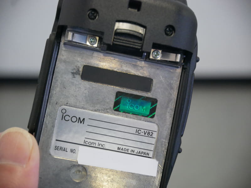 正規品には滑り止めとともに、見る角度によってアイコムロゴが表示されるホログラムが貼付されている