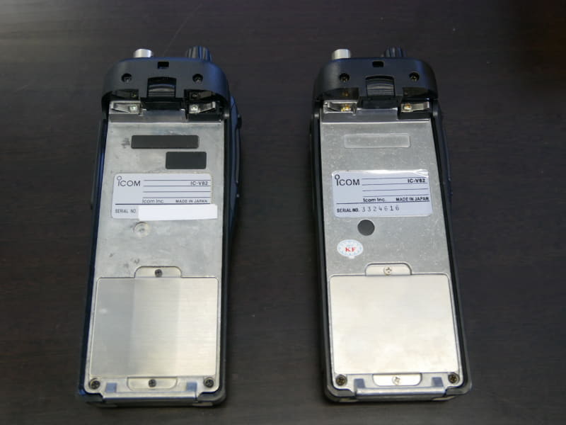 背面のバッテリを取り外した状態。文字フォントの違いはあるが比べないと分からない