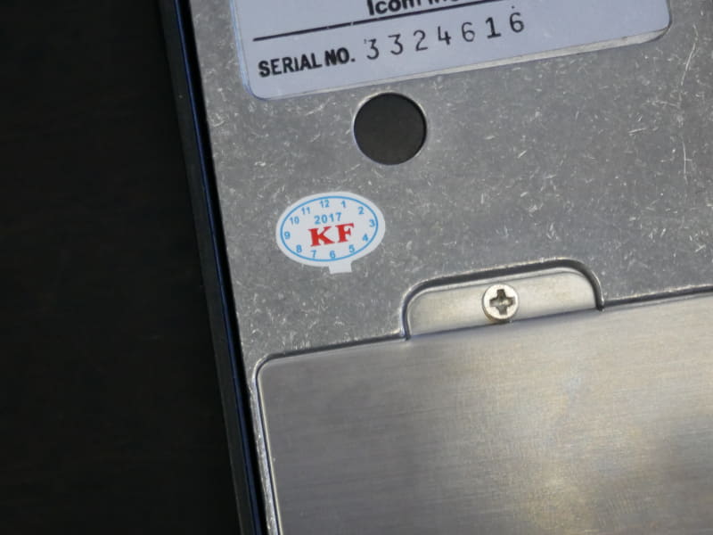 模造品には2017年製を意味するシールがなぜか貼付されている。2017年にはIC-V82の生産は終了している