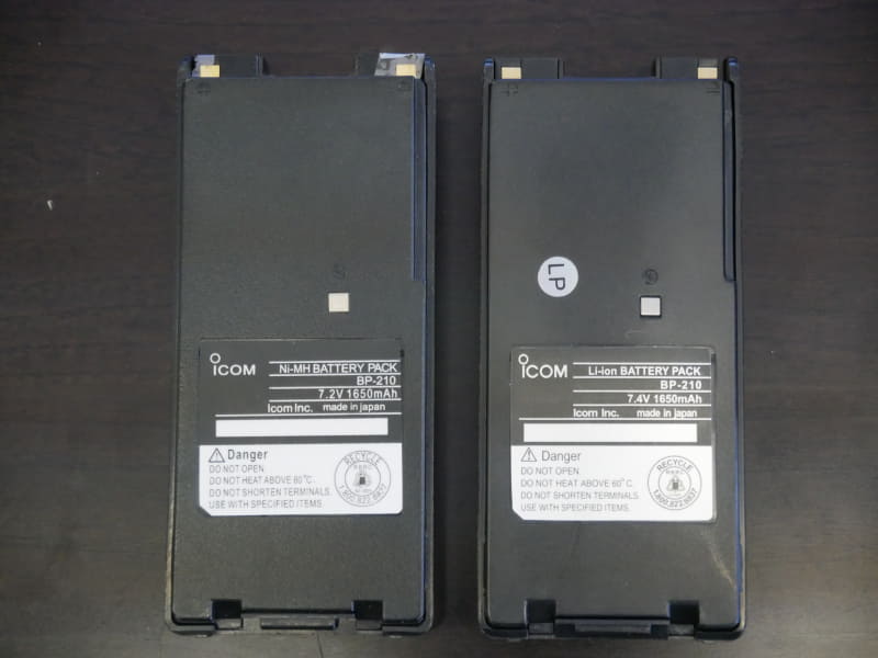 付属しているバッテリ。右側の模造品のバッテリは軽く、入っているセルが少ないと想定される