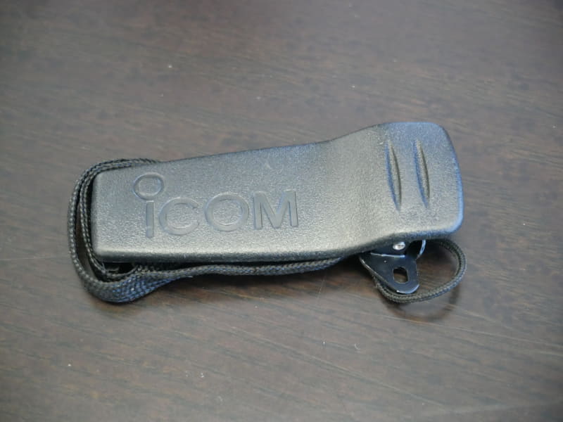 アイコムのロゴが入った模造品のストラップホルダー。ここまで模造している