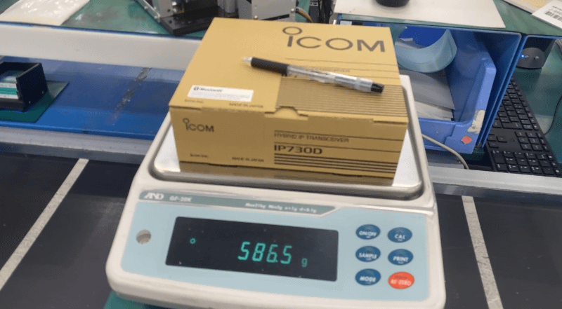 ボールペン1本の重さも検知する。異物が混入されていると出荷はできない