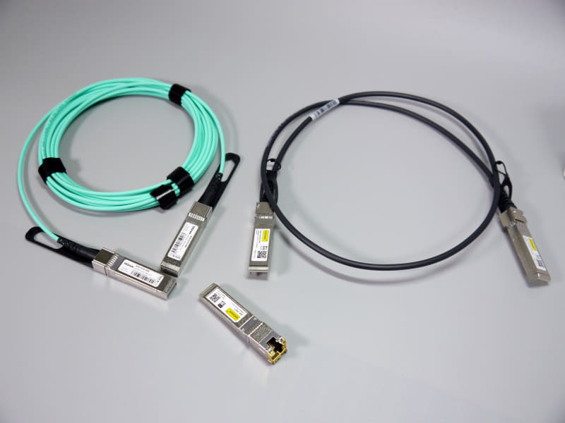 SFP+は主に光ファイバーでの接続に利用。トランシーバーやトランシーバー一体型のケーブル(AOCやDAC)が必要になる