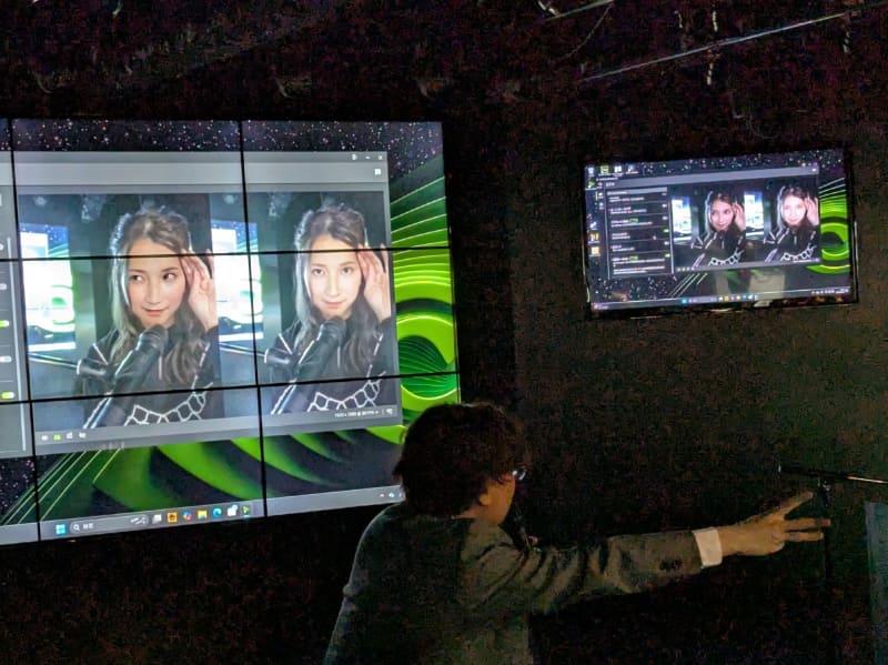 「NVIDIA Broadcast」を使用したビデオエフェクトのデモでは、ふり～だ氏の指の方に目線を向けているにも関わらず、配信上の映像では正面を向いているような自動補正がかかるカメラ目線の機能を試すと、会場からもどよめきが漏れた