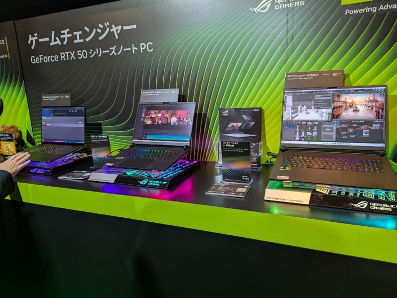 ASUSのエリアにはGeForce RTX 5090 Laptop搭載「ROG Zephyrus G16 GU605CX」、GeForce RTX 5080 Laptop搭載「ROG Strix SCAR 16 G635LW」、GeForce RTX 5090 Latop搭載「ROG Strix SCAR 18 G835LX」の3台が展示