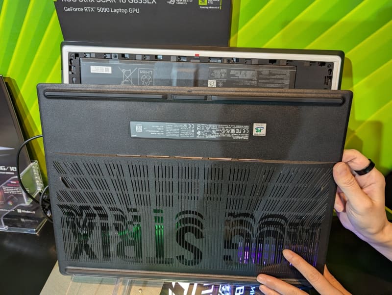 会場の展示で個人的に驚いたのは、ASUSの「ROG Strix SCAR 18 G835LX」の背面の機構について、なんとネジを一切使用せず、スライドスイッチのみで簡単に裏蓋が開閉できるギミックになっていたこと
