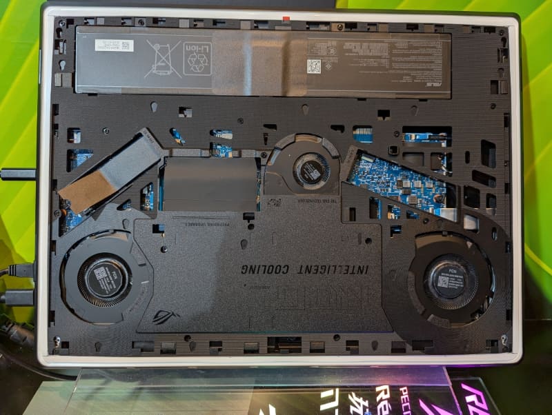 SSDスロットに簡単にアクセスできるので、SSD増設などが簡単に行なえる