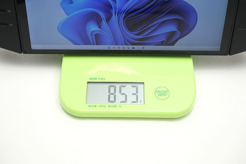 液晶が一回り大きくスタンド内蔵な上にコントローラが着脱式のLegion Goと比べても仕方がないが、61g軽いというのは事実だ