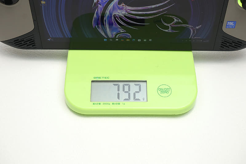本体重量は792gと、8型としては健闘している