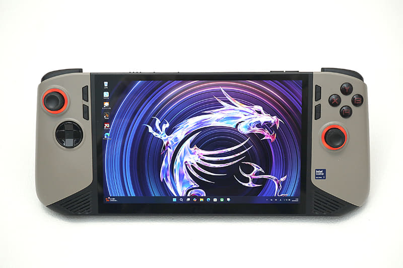 本体正面。ネイティブランドスケープの8型液晶を搭載しており、ゲームとの互換性が高い