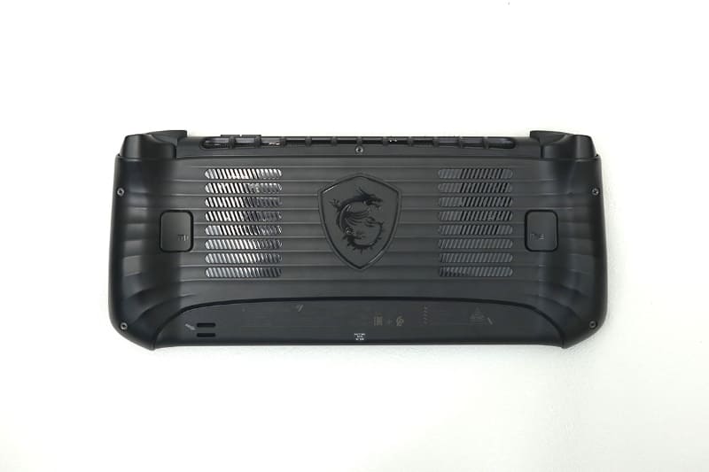 大胆な背面デザインはかなりスポーティな印象を受ける