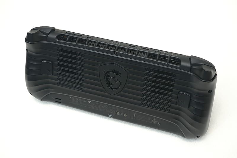 大胆な背面デザインはかなりスポーティな印象を受ける