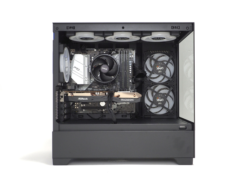 マザーボードはAMD B550チップセットを採用するモデル。PCI Expressやメモリの規格も現行最新のものより1世代古い