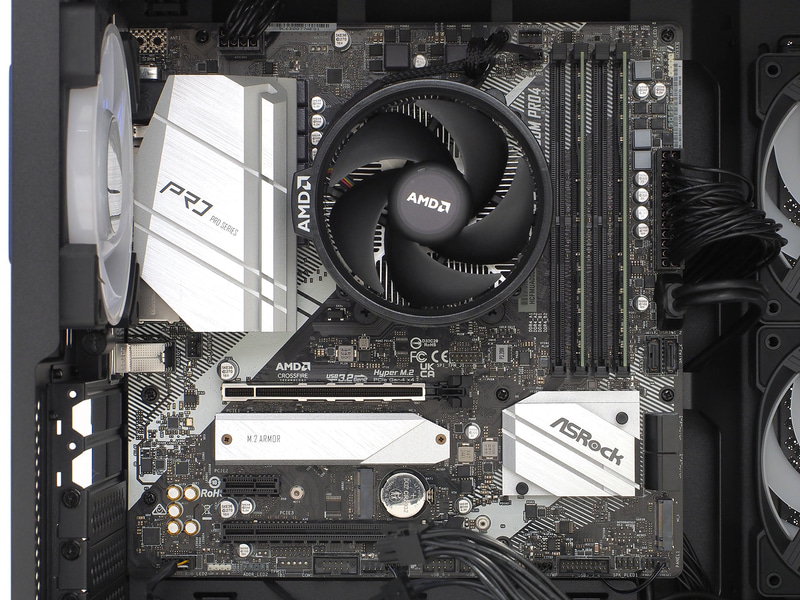 ビデオカードを取り外したところ。拡張スロットスペースは、x16スロット、M.2スロット、x1スロット、x16形状のx4スロット、その前方にもう1基M.2スロットがある