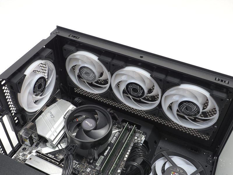 天板部に3基、背面部に1基、排気ファンを搭載している