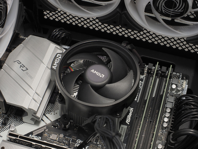 今回試す構成ではAMDのリテールクーラーが装着されていた。冷却性能や見た目を求めるならBTOカスタマイズも可能だ