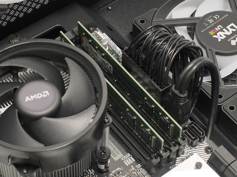 メモリスロットは4基。標準構成ではDDR4-3200 8GB×2枚が装着されていた