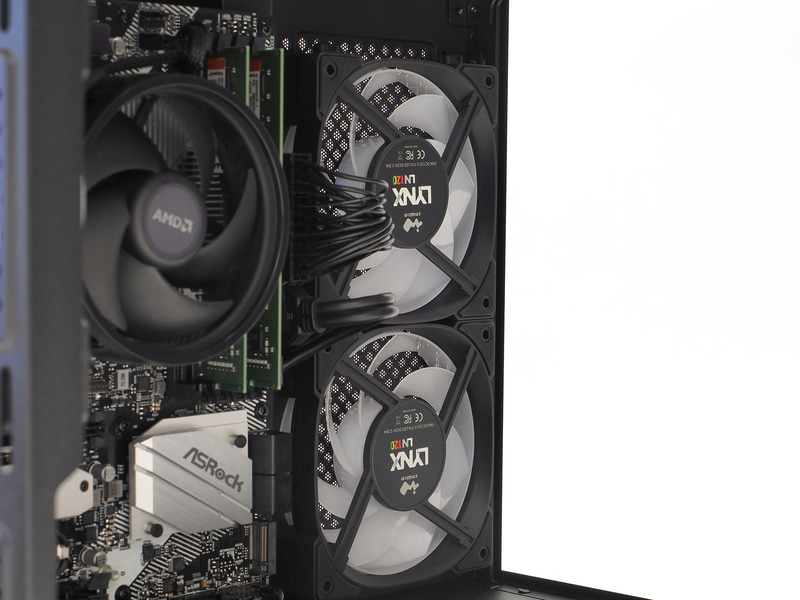 右側面に吸気ファン×2基を搭載