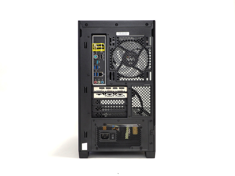 本体背面。バックパネルにある統合GPU用映像出力端子は挿し間違え防止の封印済み。USBは豊富でType-Cも備えている