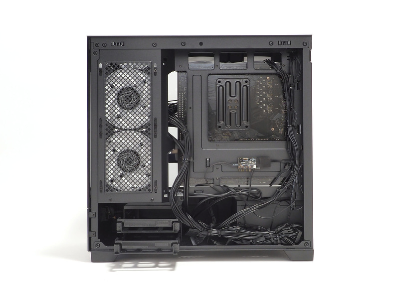 電源チャンバー内前方寄りに2つの3.5/2.5インチシャドウベイがある