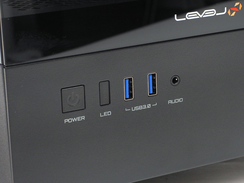 電源ボタン、LED切り替えボタン、USB 5Gbps×2基、オーディオジャックが用意されている