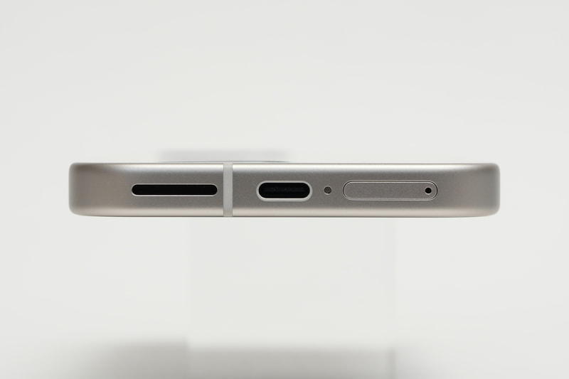 下部側面。側面フレームの素材は100%リサイクルアルミニウム