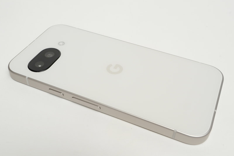 側面は直線的に切り落とされ、背面も側面付近までフラットな、Pixel 9シリーズと同等のデザインを採用