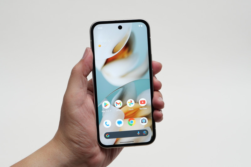 直線的かつフラットなデザインとなったことで、手にするとゴツゴツとした印象が伝わってくる