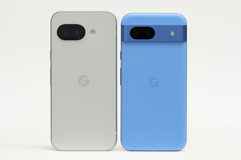 Pixel 8a(右)との背面の比較。Pixel 9aではカメラデザインが大きく変更された
