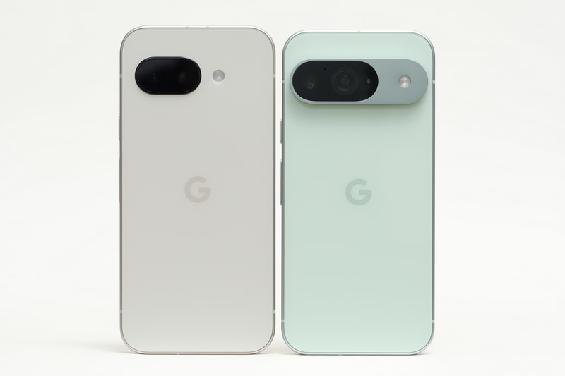 こちらはPixel 9(右)との背面比較。カメラバーがなくなったことでのっぺりとした印象となっている