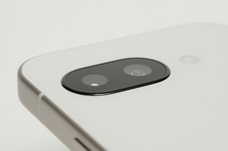 背面カメラは水滴から着想を得たデザインとのこと。カメラ部は背面と完全にフラットではなく、わずかに突起している