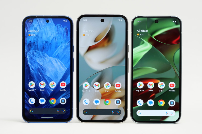 こちらはディスプレイ面の比較。同じく左からPixel 8a、Pixel 9a、Pixel 9。Pixel 9aの大型化は、ディスプレイが8.3型に大型化された影響が大きい