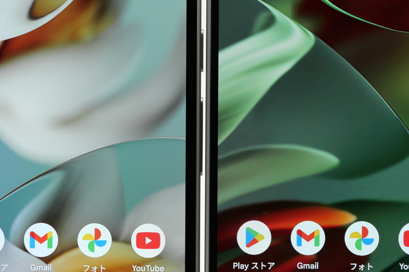 Pixel 9a(左)とPixel 9(右)はディスプレイサイズが同じだが、ベゼル幅がPixel 9のほうが狭く、これも本体サイズの違いに現れている