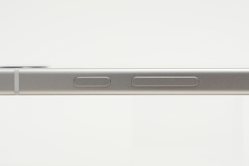 左側面、上から電源ボタン、ボリュームボタンを配置