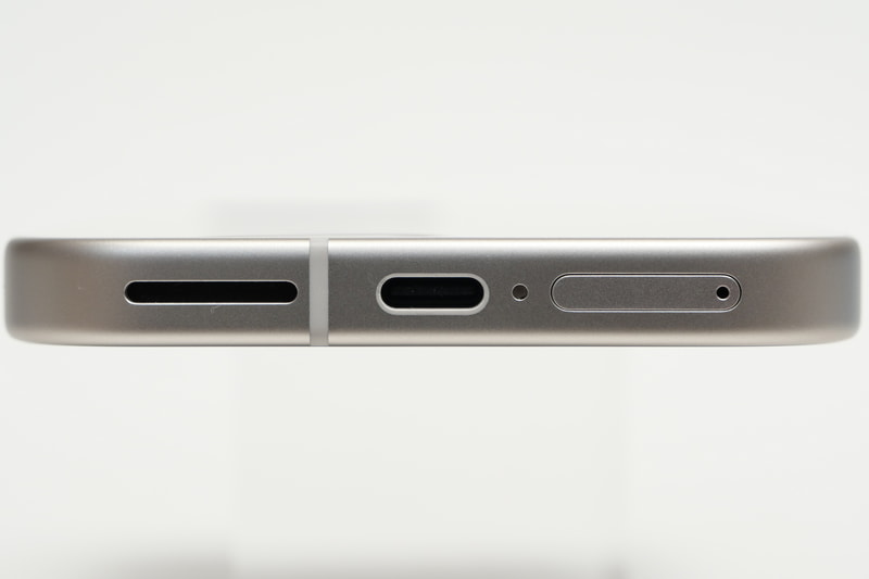 下部側面には、USB 3.2 Gen 2 Type-CとNano SIMカードトレイを配置