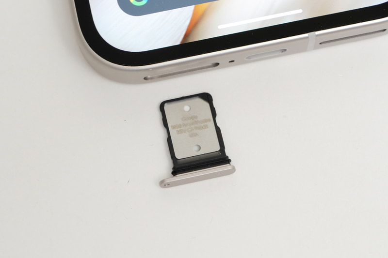 SIMカードトレイはNano SIMに対応