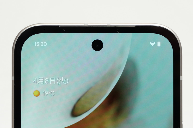 ディスプレイ上部中央には、前面カメラ用のパンチホールがある