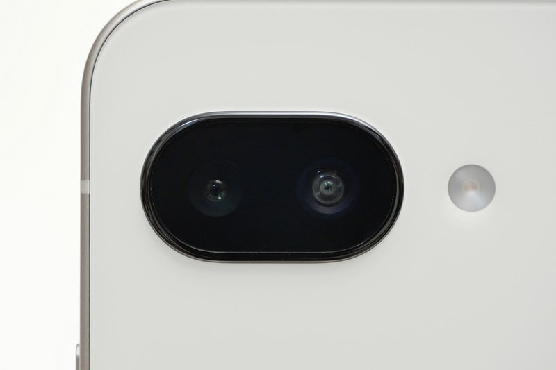 従来からデザインが大きく変更されたPixel 9aの背面カメラ。左が広角、右が超広角の2眼構成で、超広角カメラは従来と同じ仕様だが、広角カメラはハード面も変更している