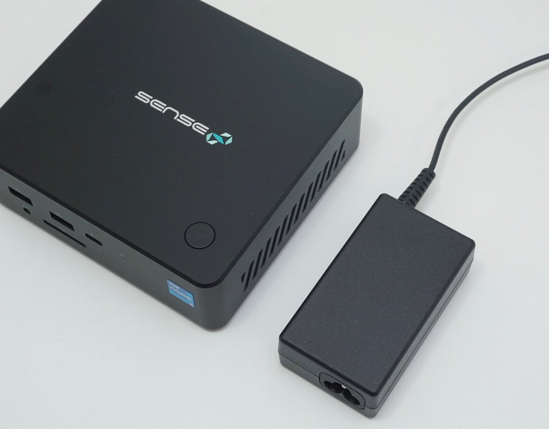 コンパクトで場所を取らない出力65WのACアダプタを同梱