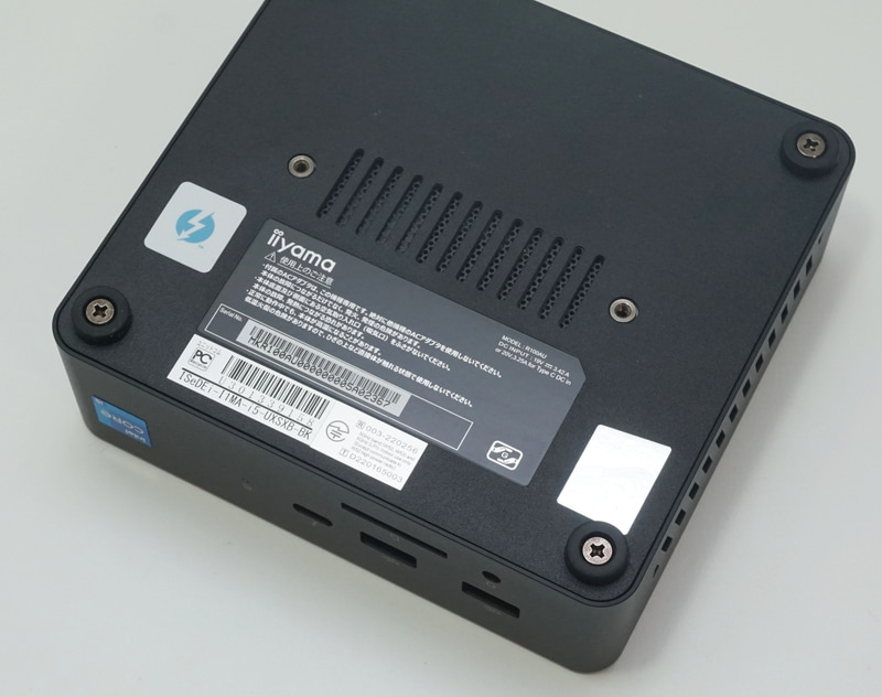 底面の四隅にあるネジで、足と底面を固定している