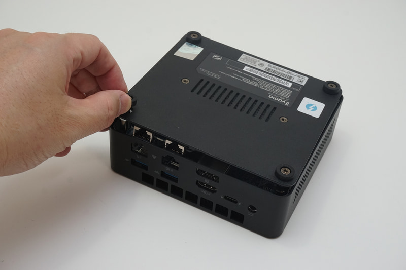 ネジを外して足を引っ張ると、このように底面が外れる