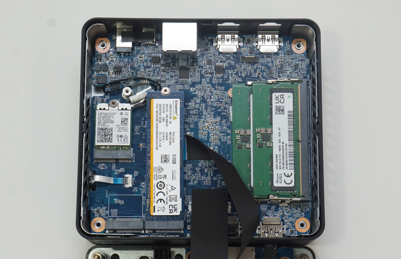 メモリスロットには2基のメモリモジュールが組み込み済み。M.2 SSDスロットは1基分がシステム用のM.2 SSDで利用されているが、もう1基分は空いている