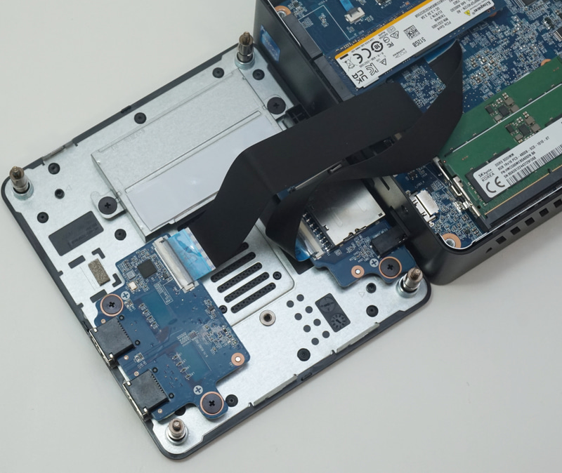 底面に組み込まれているポートと基板を結ぶケーブルに注意