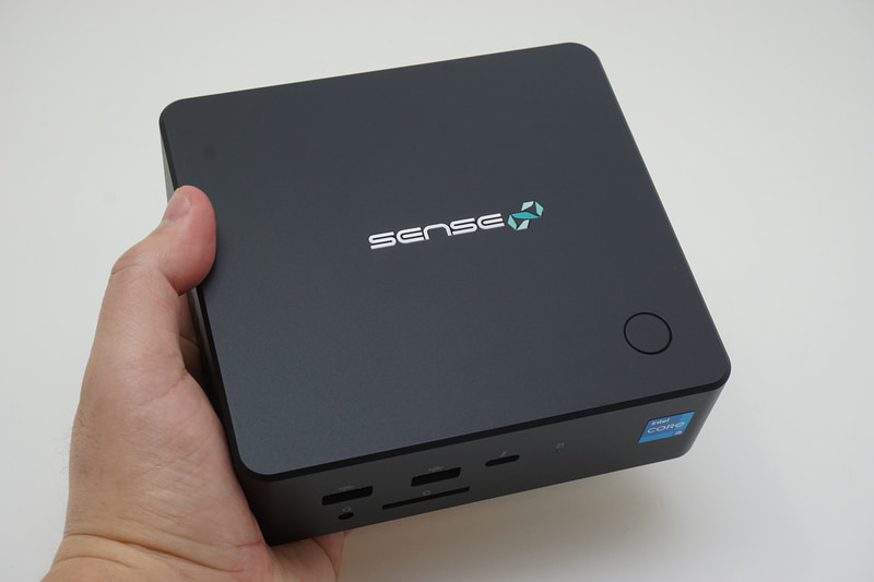 手のひらに乗るいわゆるミニPCらしいサイズ感