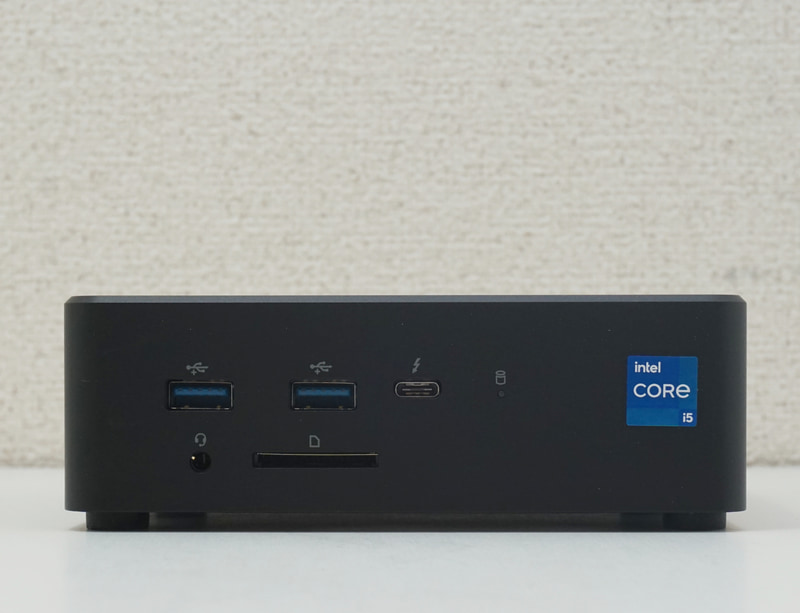 前面にはThunderbolt 4やSDカードスロット、USB 5Gbpsポートなどを装備