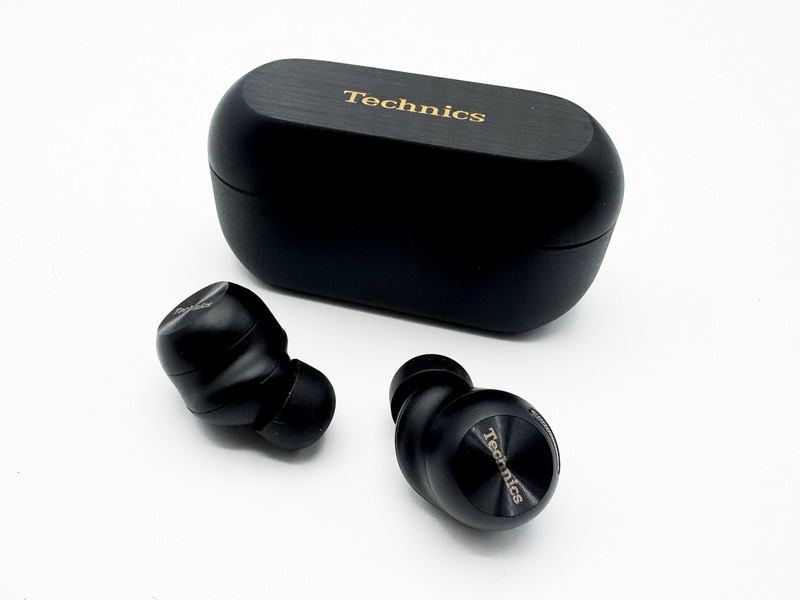 パナソニックの完全ワイヤレスイヤフォンの最上位モデル「Technics EAH-AZ100」。高音質ということで人気があった「Technics EAH-AZ80」の音質にさらに磨きをかけ、ノイズキャンセリング機能も強化している点が特徴。実売価格は3万9,000円前後。色は写真のブラックのほか、シルバーが用意されている