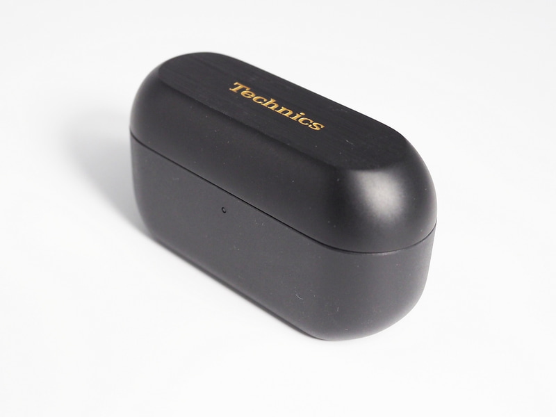 アルミ製ヘアライン仕上げの充電ケースは高級感がある。サイズは幅5.8cm×奥行2.2cm×高さ3.4cm(実測値)